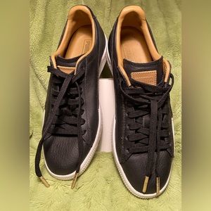 Women Puma leather sneakers. Size 7 1/2M. Gently Used.